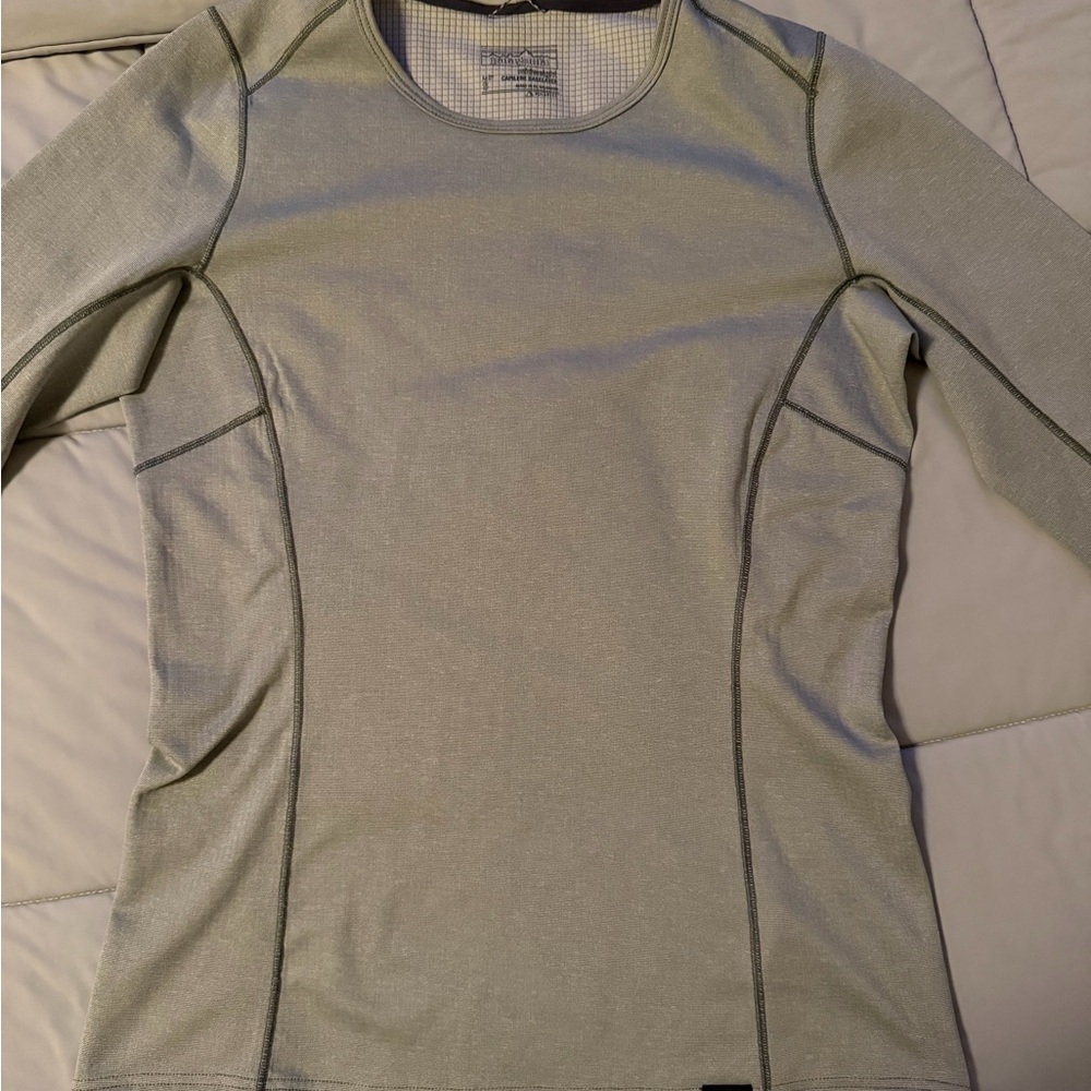 Patagonia Light Gray Long-Sleeve base layer  Shirt and pants for skiing